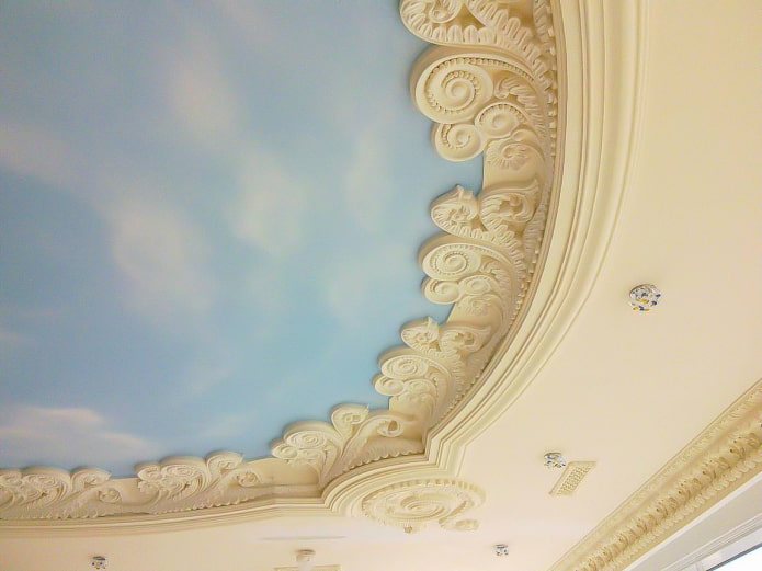 Лепнина на потолке: виды по материалу, дизайну, варианты расположения лепного декора
