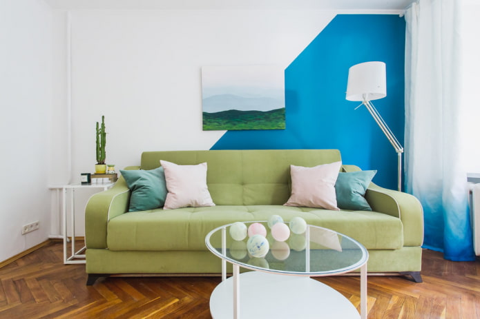 Зеленый диван в интерьере гостиной и шторы