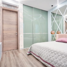 Шкаф-купе в спальню: дизайн, варианты наполнения, цвета, формы, расположение в комнате-2