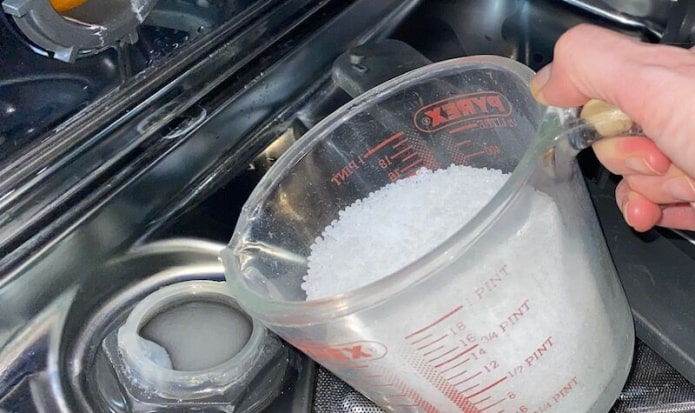 Как правильно засыпать соль в посудомоечную машину?