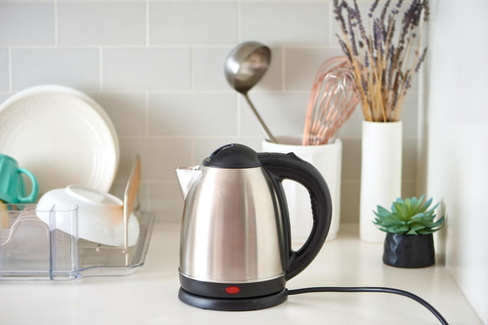 Как в домашних условиях убрать накипь в чайнике?