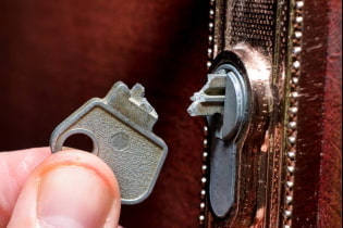 Как вытащить сломанный ключ из замка?
