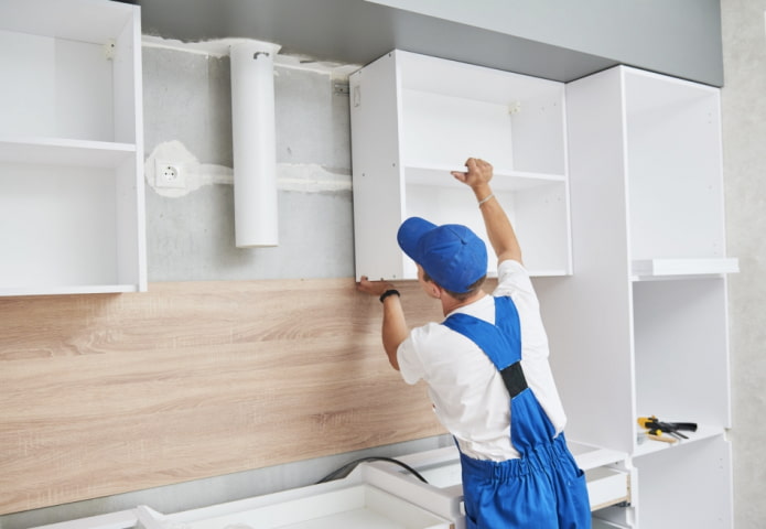 Как самостоятельно повесить кухонные шкафы?