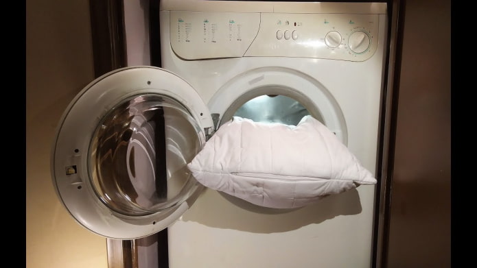 Как постирать подушку в стиральной машине?